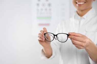 Gözlük Kliniği, closeup ile kadın göz doktoru. Metin için yer