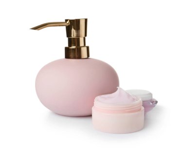 Beyaz arka plan üzerinde farklı vücut bakım ürünleri