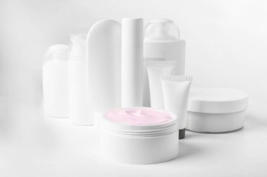 Beyaz arka plan üzerinde farklı vücut bakım ürünleri