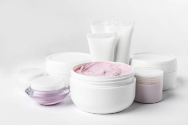 Beyaz arka plan üzerinde farklı vücut bakım ürünleri