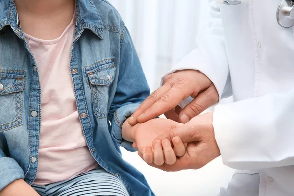 Dokter Controle Meisje Pulse Met Vingers Lichte Achtergrond Close — Stockfoto