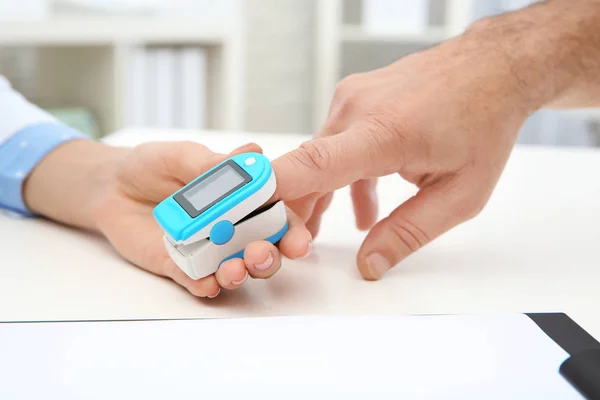 Médico Revisando Pulso Del Hombre Maduro Con Dispositivo Médico Hospital — Foto de Stock