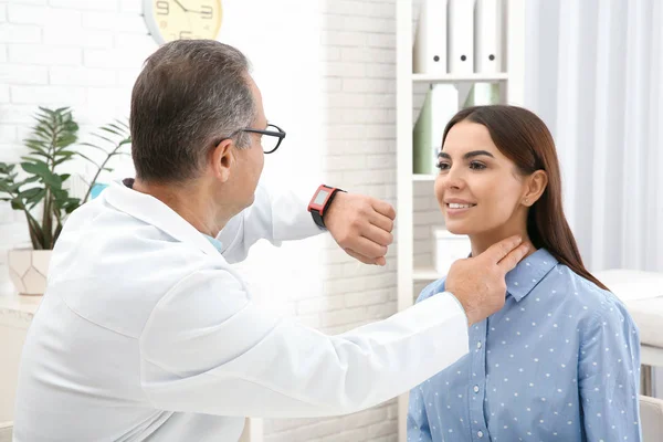 Médico Verificando Pulso Jovem Com Dispositivo Médico Casa — Fotografia de Stock