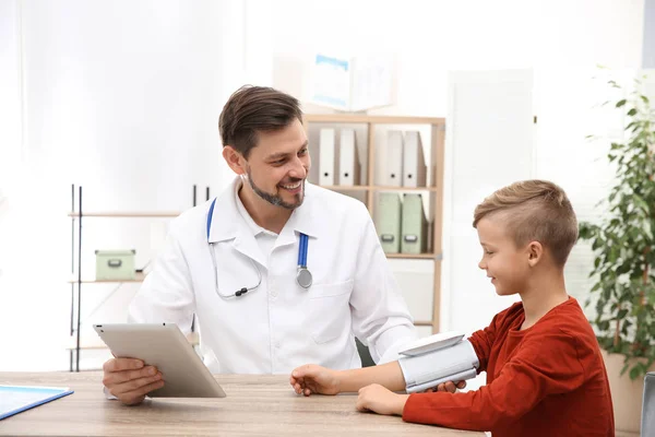 Dokter Controle Jongetje Puls Aan Medische Apparatuur Het Ziekenhuis — Stockfoto