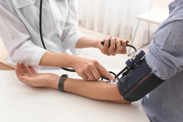 Doctor Checking Patient Blood Pressure Hospital Closeup Cardiology Concept — Stock Photo, Image