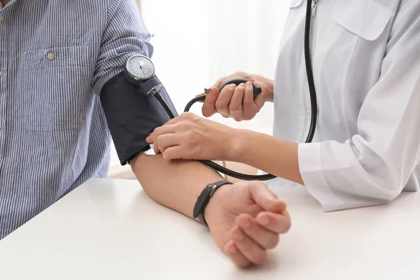 Doctor Checking Patient Blood Pressure Hospital Closeup Cardiology Concept — Stock Photo, Image