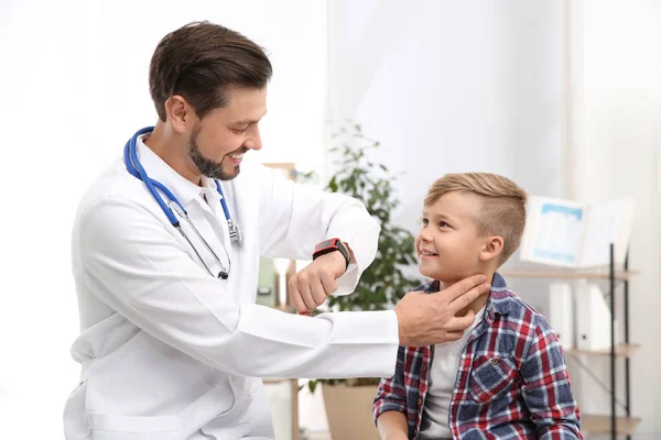 Doktor Puls Sprawdzanie Małego Chłopca Palcami Szpitalu — Zdjęcie stockowe