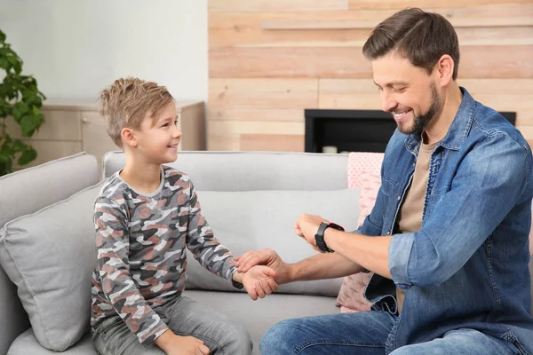 Man Kontrollera Lilla Pojkens Puls Med Fingrar Hemma — Stockfoto