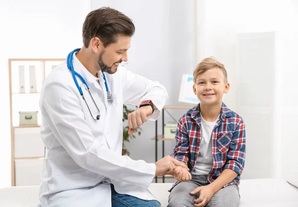 Médecin Vérifiant Pouls Petit Garçon Avec Les Doigts Hôpital — Photo