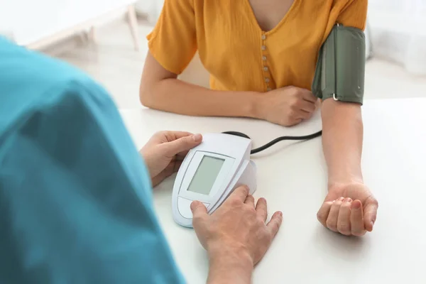 Médico Revisando Presión Arterial Del Paciente Hospital Primer Plano Concepto — Foto de Stock