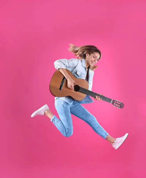 Young Woman Playing Acoustic Guitar Color Background — Stock Photo, Image