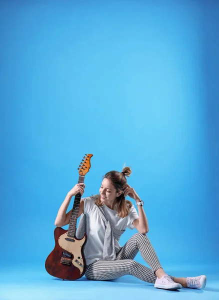 Młoda Kobieta Gitara Elektryczna Kolorze Tła — Zdjęcie stockowe
