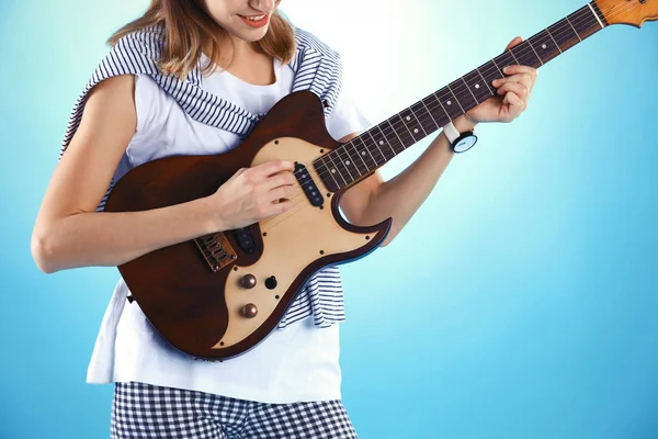 Ung Kvinna Spelar Elgitarr Färg Bakgrunden Närbild — Stockfoto