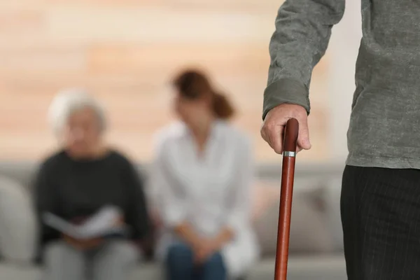 Mujer Anciana Con Cuidadora Dormitorio Espacio Para Texto — Foto de Stock