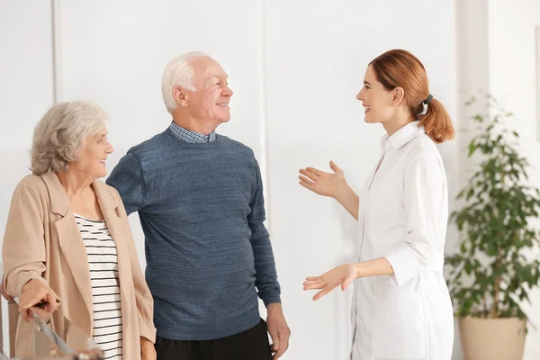 Bejaarde Echtpaar Met Vrouwelijke Verzorger Thuis — Stockfoto