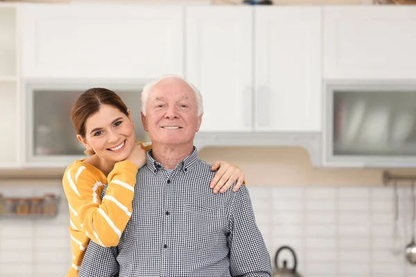 Casal Idosos Com Cuidador Feminino Casa — Fotografia de Stock