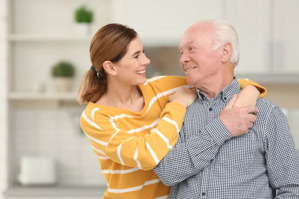 Casal Idosos Com Cuidador Feminino Casa — Fotografia de Stock