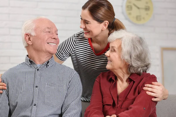 Pareja Mayor Con Cuidadora Casa — Foto de Stock