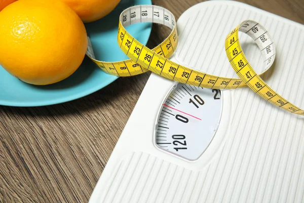 Scales Measuring Tape Oranges Wooden Background Closeup Weight Loss — Stock Photo, Image