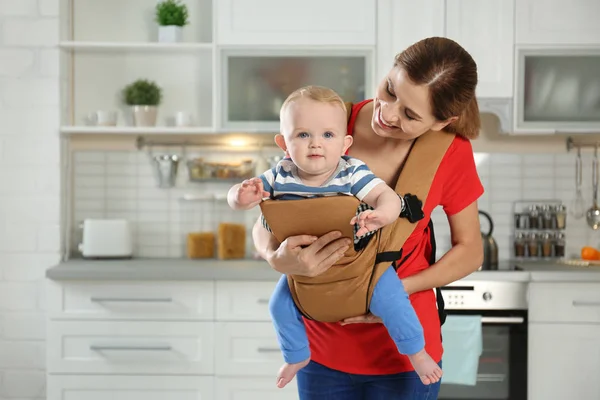 Bebek Taşıyıcı Kitap Evet Evde Oğluyla Kadın — Stok fotoğraf