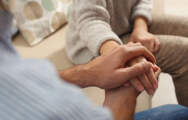 Hombre Mujer Reconfortante Primer Plano Las Manos Ayuda Concepto Apoyo — Foto de Stock