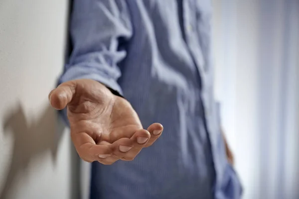 Uomo Che Mano Qualcuno Primo Piano Concetto Aiuto Supporto — Foto Stock