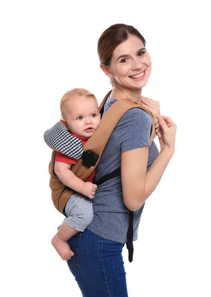 Vrouw Met Haar Zoon Draagzak Witte Achtergrond — Stockfoto