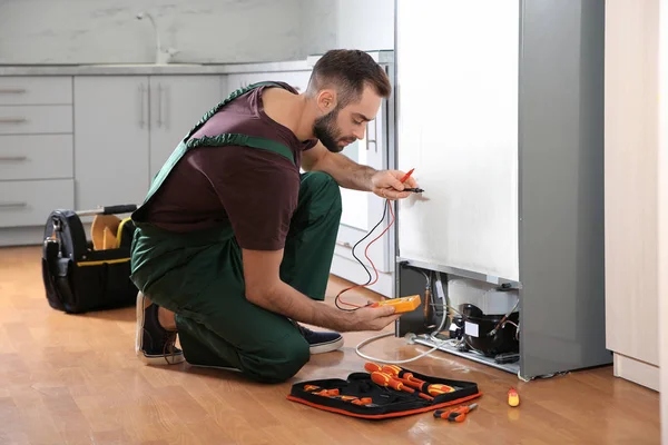 Manliga Tekniker Uniform Reparera Kylskåp Inomhus — Stockfoto