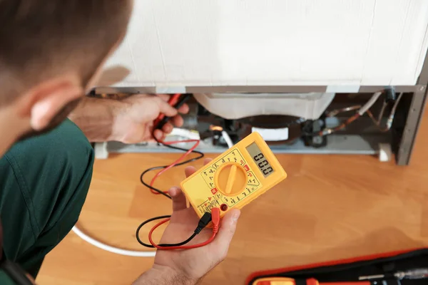 Técnico Masculino Reparando Refrigerador Roto Interior Primer Plano —  Fotos de Stock