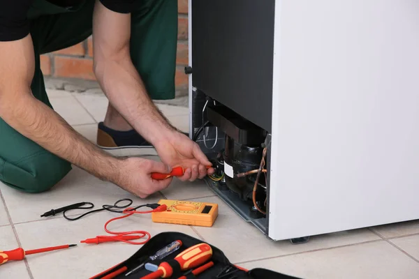 Técnico Masculino Reparando Refrigerador Roto Interior Primer Plano — Foto de Stock