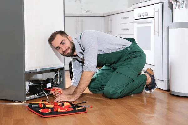 Manliga Tekniker Uniform Reparera Kylskåp Inomhus — Stockfoto