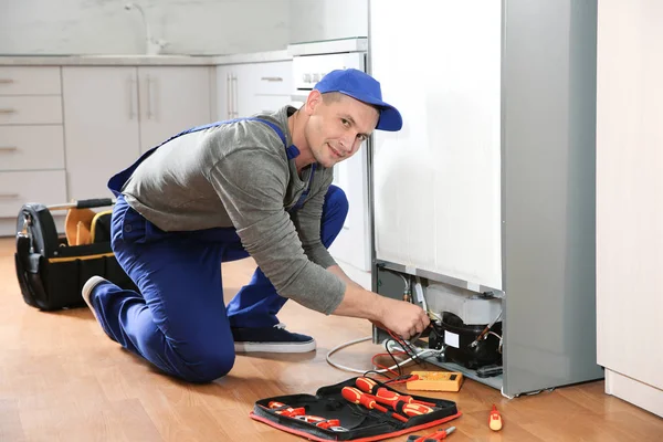 Manliga Tekniker Uniform Reparera Kylskåp Inomhus — Stockfoto