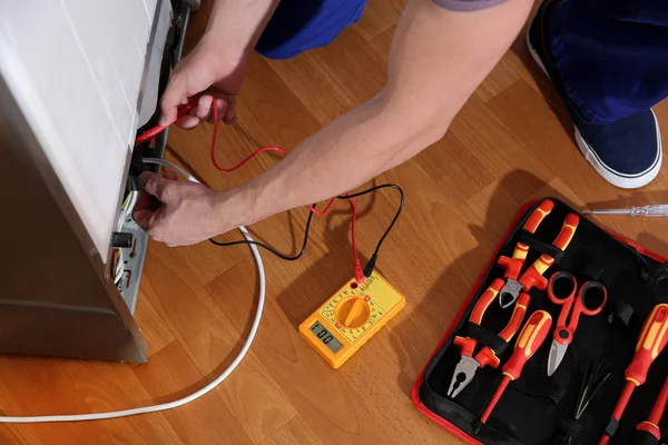 Male Technician Repairing Broken Refrigerator Indoors Closeup — Stock Photo, Image