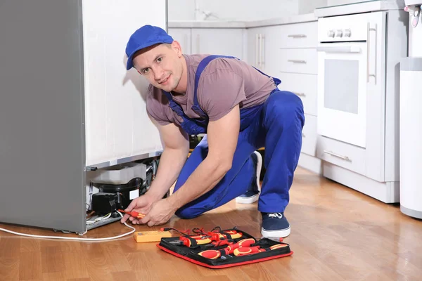 Manliga Tekniker Uniform Reparera Kylskåp Inomhus — Stockfoto