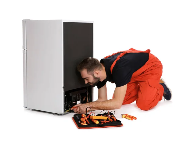 Técnico Masculino Uniforme Reparando Refrigerador Sobre Fondo Blanco — Foto de Stock