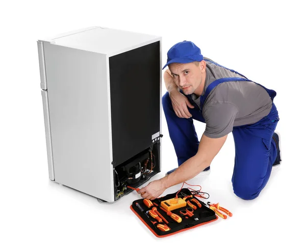 Técnico Masculino Uniforme Reparando Refrigerador Sobre Fondo Blanco —  Fotos de Stock