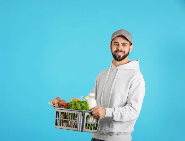 Mann Hält Korb Mit Frischen Produkten Auf Farbigem Hintergrund Platz — Stockfoto