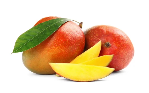 Köstliche Reife Mangos Auf Weißem Hintergrund Tropische Früchte — Stockfoto