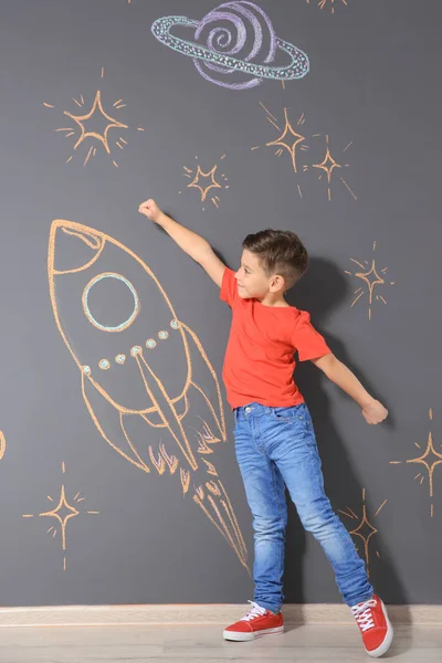 Lindo Niño Pequeño Jugando Con Dibujo Del Cohete Tiza Pared —  Fotos de Stock