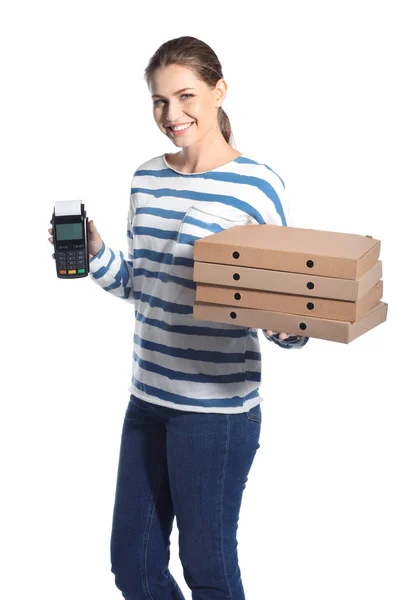 Χαμογελώντας Courier Κουτιά Πίτσας Και Πληρωμή Τερματικού Απομονωθεί Λευκό — Φωτογραφία Αρχείου