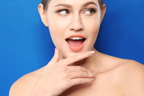 Retrato Mujer Joven Con Cabello Ondulado Brillante Usando Rizador Sobre —  Fotos de Stock