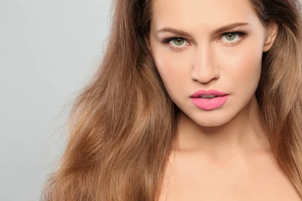 Retrato Mulher Jovem Com Cabelo Ondulado Brilhante Usando Ferro Ondulação — Fotografia de Stock