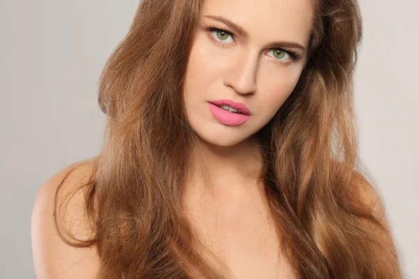 Retrato Mulher Jovem Com Cabelo Ondulado Brilhante Usando Ferro Ondulação — Fotografia de Stock