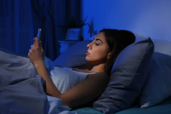 Junge Frau Mit Handy Der Nacht Schlafenszeit — Stockfoto