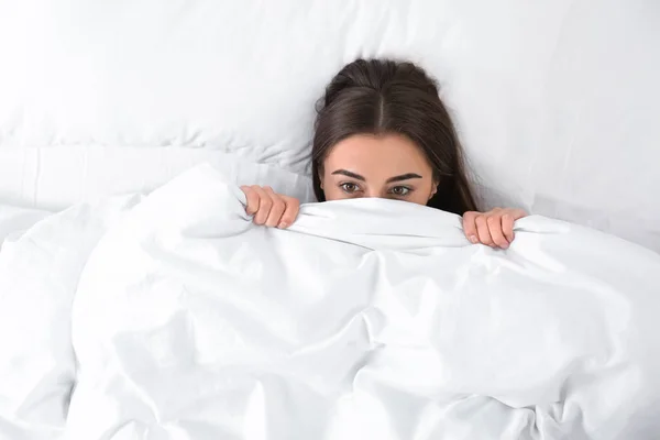 Jovem Deitada Debaixo Cobertor Vista Cima Hora Dormir — Fotografia de Stock