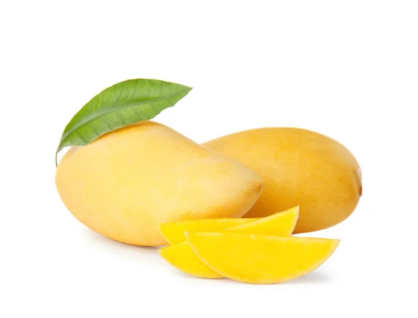 Frische Saftige Mango Und Blatt Isoliert Auf Weiß — Stockfoto