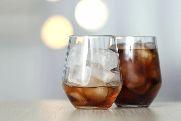 背景をぼかした写真に対して表に氷でコーラのグラス — ストック写真
