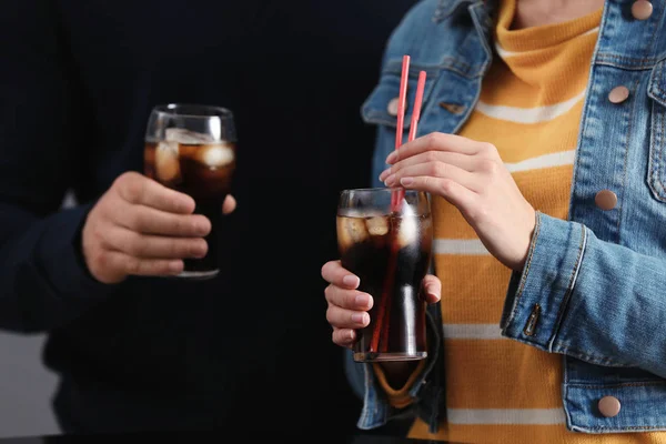 Pessoas Segurando Copos Cola Com Gelo Close — Fotografia de Stock