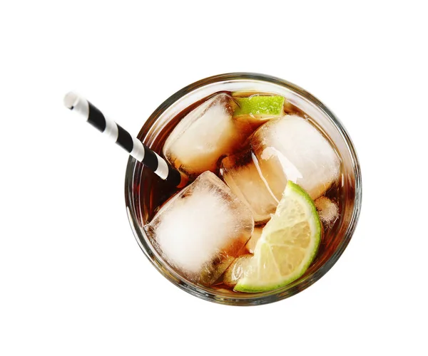 Glas Cocktail Met Cola Ijs Gesneden Kalk Witte Achtergrond Bovenaanzicht — Stockfoto