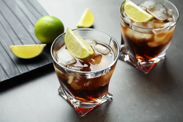 Glazen Cocktail Met Cola Ijs Gesneden Kalk Grijze Achtergrond — Stockfoto